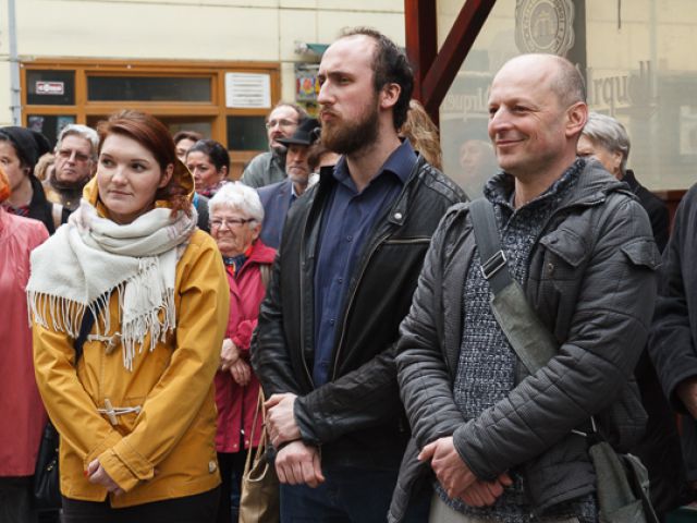 Zleva autoři pomníku Eva Jančeková a Lukáš Dvorský, vpravo Jaroslav Koléšek