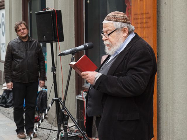 Karol Efraim Sidon při modlitbě